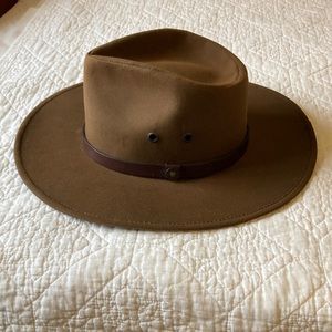 Outback Trading Company women’s Kodiak oilskin hat size Small.